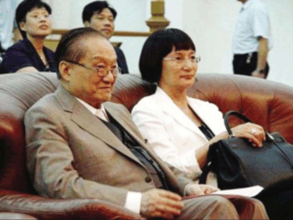 果然,在金庸与林乐怡相处40多年里,林乐怡没有生育一子半女.