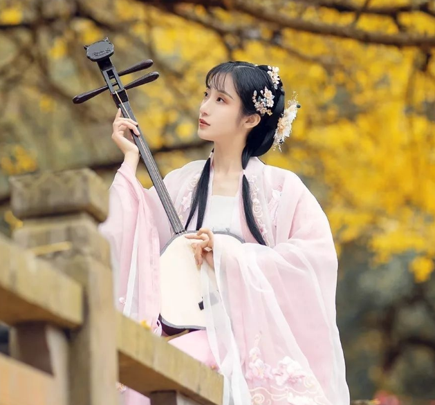 小姐姐身穿汉服,漫步在秋季的田野中,给你初恋的感觉!