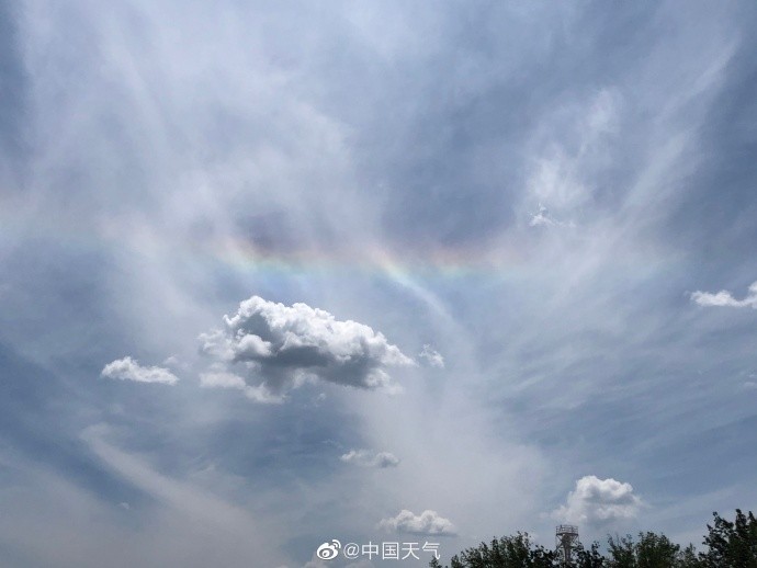 北京天空同时出现日晕和七彩云