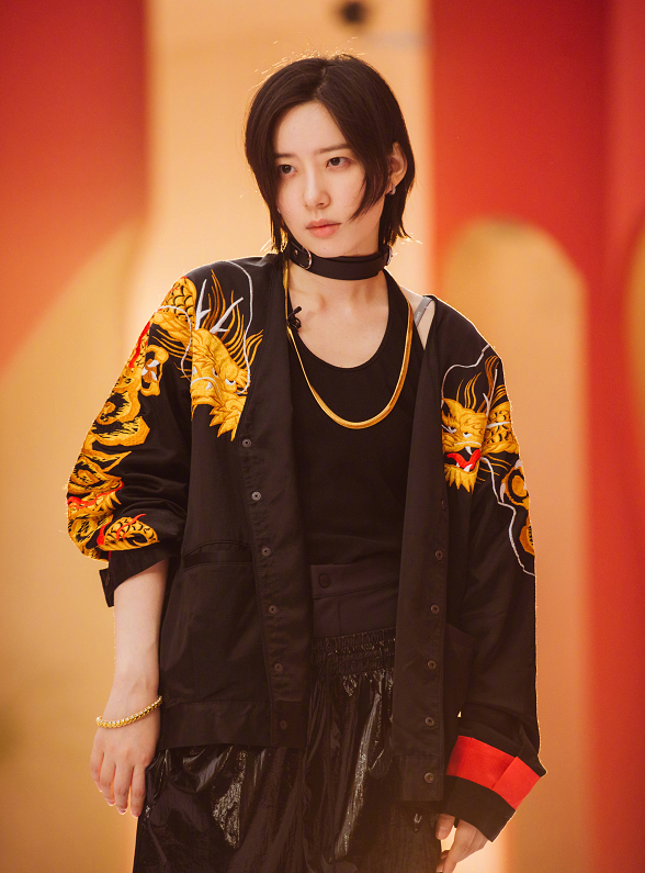 都说李斯丹妮不温柔,那是你没见她早期长发照,妥妥的