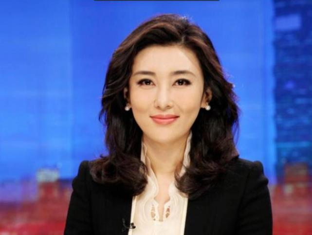 央视著名女主持人比董卿还要美貌,因胸围被警告,嫁66