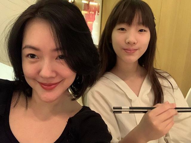 高级厌世脸也能甜美!小s大女儿晒微笑素颜照,五官精致