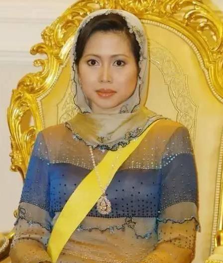 26岁美女记者嫁59岁文莱国王,颜值气质不如王后,离婚