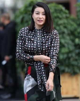 何晶洁与罗康瑞有儿有女,他为朱玲玲,却抛弃与发妻多年感情
