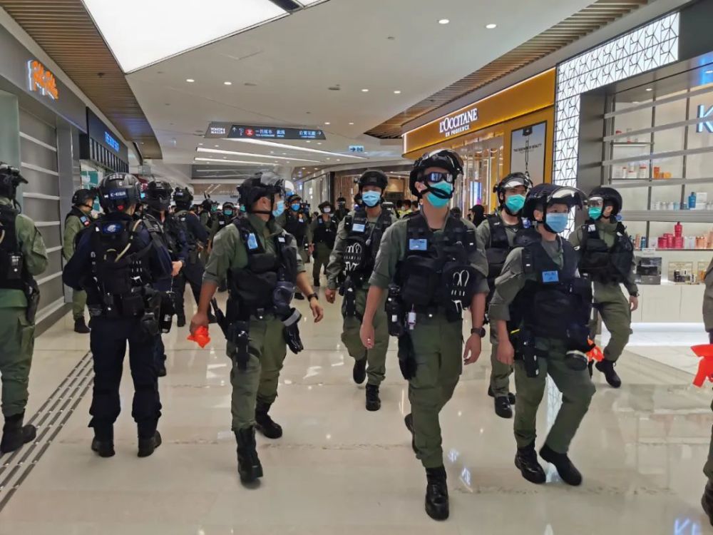 大批防暴警察及速龙小队下午近4时进入商场执法,拉起封锁线,警告他们