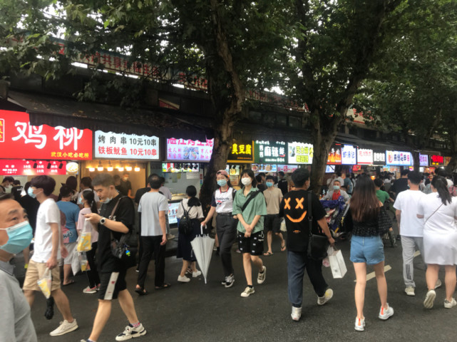 武汉解封一百天后,江汉路步行街附近,人流涌动