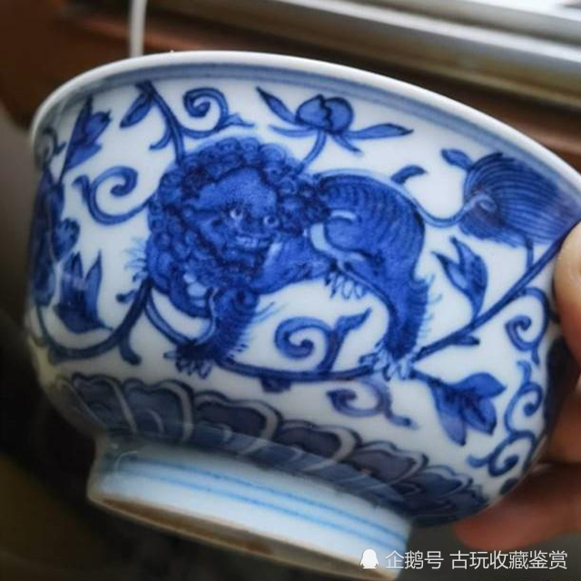 瓷器鉴赏：青花穿花狮子内绘团花图案纹碗