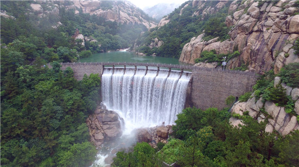 崂山八水河龙潭瀑水量激增 呈现"龙潭喷雨"奇观