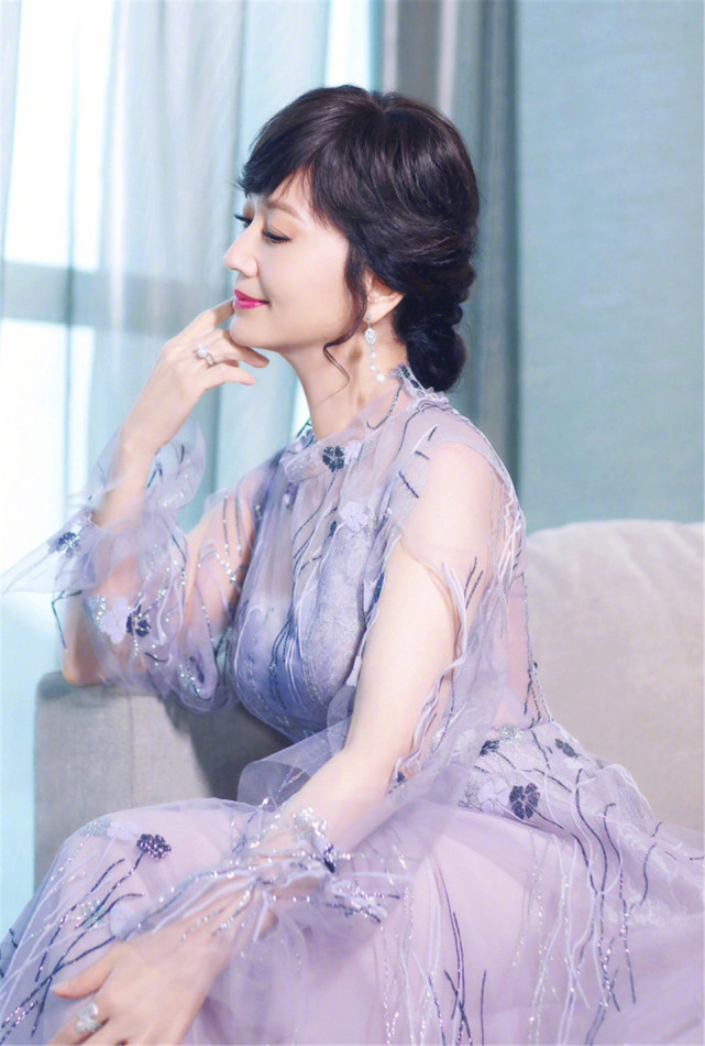 轻盈优雅气质香港影视演员美女明星赵雅芝紫色蕾丝