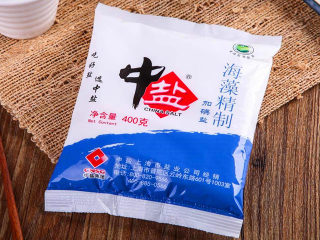 我们平时去超市买盐的时候会发现,有些食盐袋子上写了加碘,有些写了无