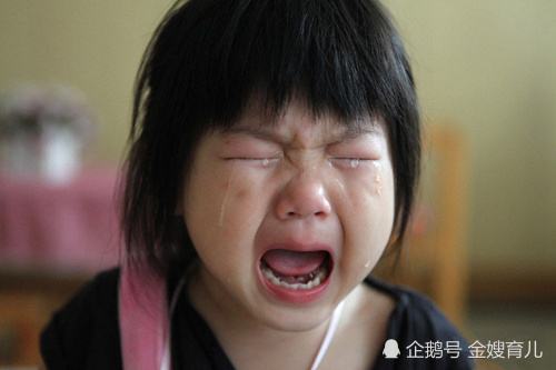 小孩哭闹时听不进话?比发飙更有用的方法是