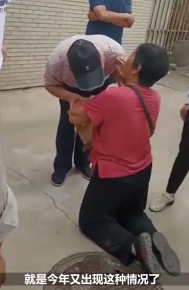 三伏天停电72小时,大妈下跪祈求:家里老人小孩受不了!