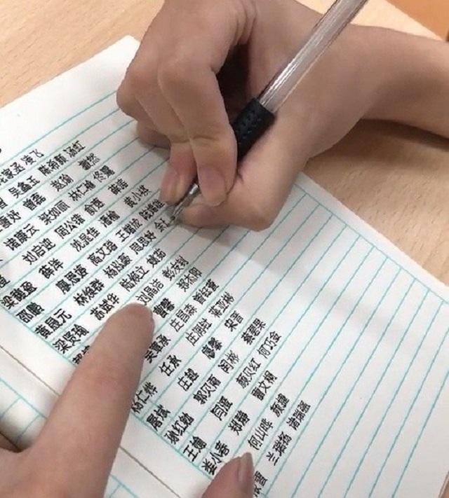 16岁自闭症男孩手写"印刷体",字迹堪比复印机,获得700
