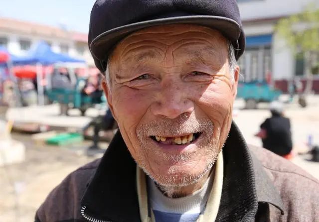 2位70岁老人哭诉:家里有长寿老人,我快熬不下去了