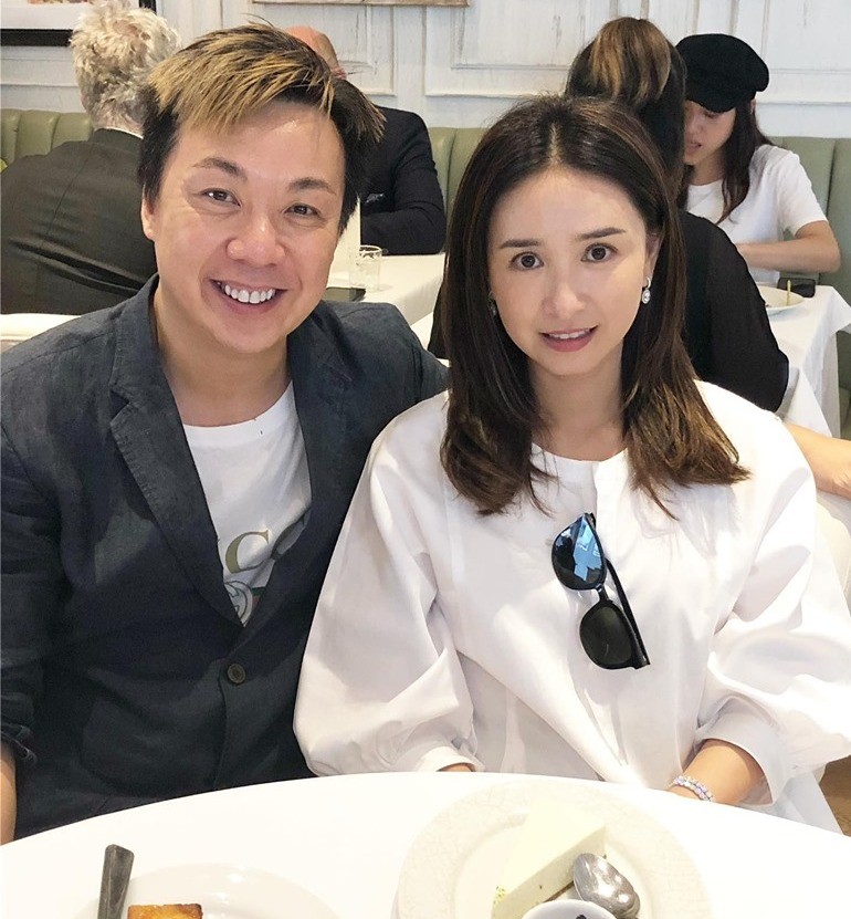 52岁吴婉芳素颜帮女儿庆生如邻家姐姐般冻龄模样清纯似足少女