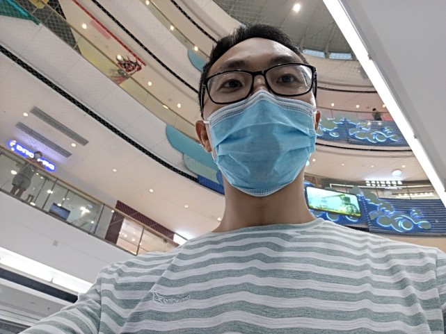 歌手音乐人崔宸杰戴口罩拍照技术太好了获jaymusic粉丝大赞好帅气