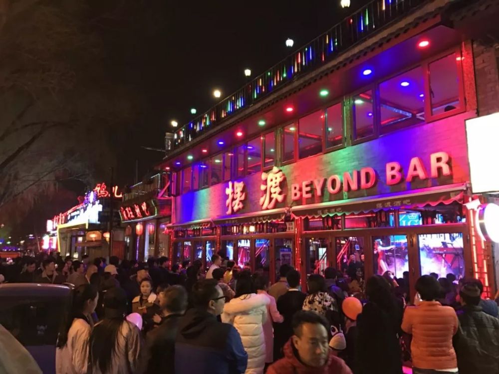 酒吧一条街说实话,我这人特别不喜欢酒吧,长这么大就去过两次酒吧