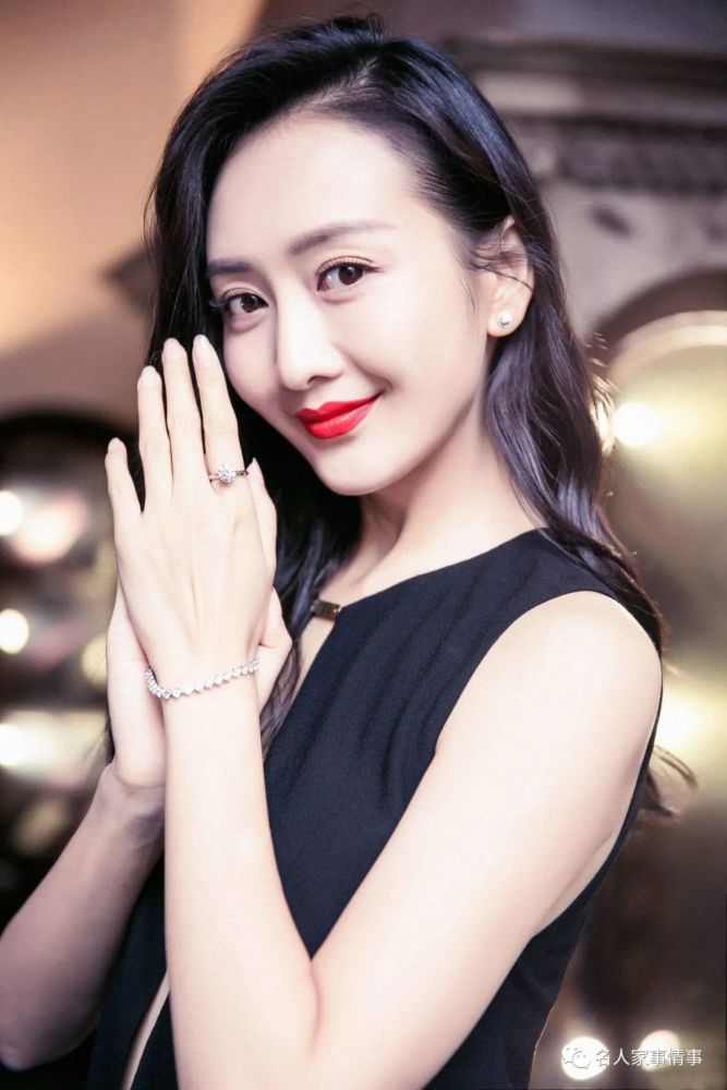当红女星王鸥扮演高学历,高智商的经侦警察"吴稼琪,让亿万观众见证了
