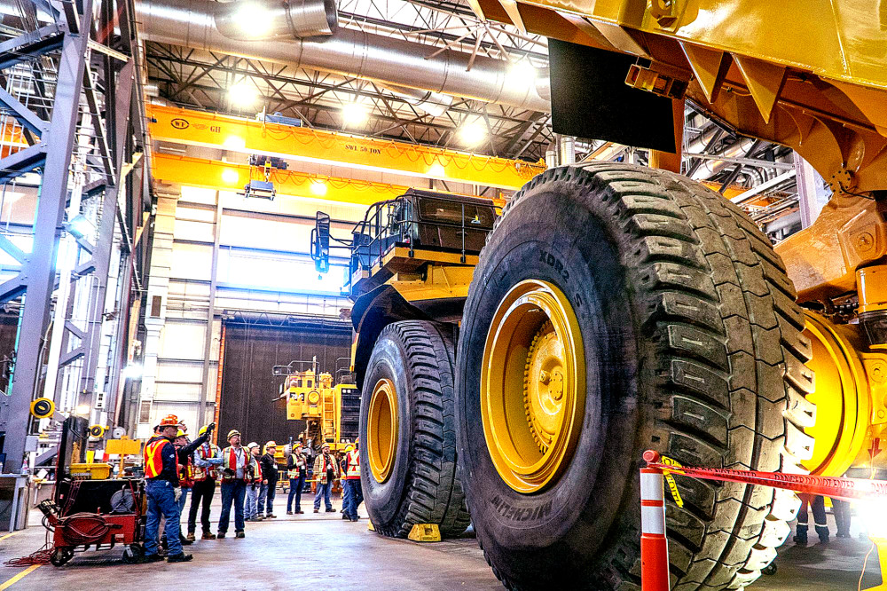 世界上最大的卡车轮胎高4米重5吨爆4059马力扭矩17万牛米
