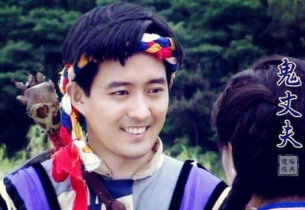 凭"鬼丈夫"爆红的李志希,抱小9岁空姐回家,生2女1子很幸福