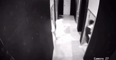 没有一个成年人能衣衫完整地走出这小黑屋