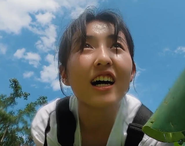 张子枫挖藕时被节目组直拍,脸部凑近镜头那刻,暴露18岁真颜