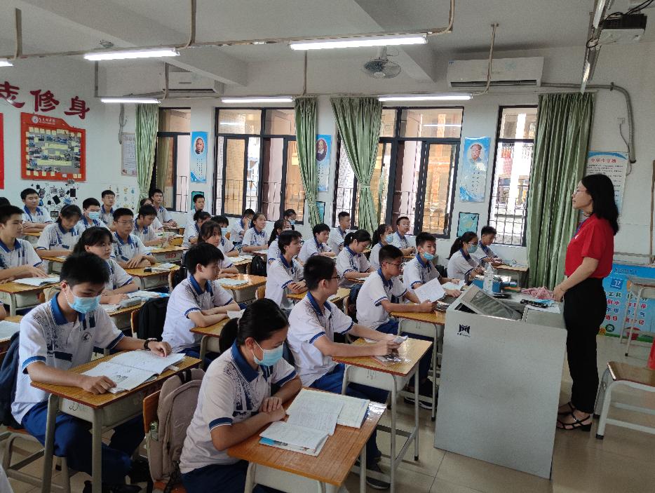 飞来湖中学党总支书记,校长邓燕华介绍,今年中考遇上疫情,学校在疫情