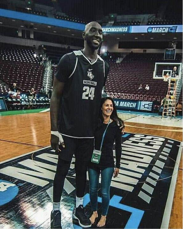 字母哥合影像弟弟,女球迷只