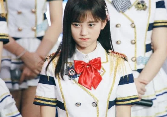 鞠婧祎的jk服火了,失去十级美颜,终于明白"四千年美女