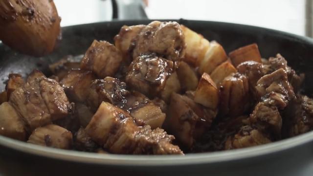 《小娘惹》中娘惹菜豆酱焖猪肉的做法，比红烧肉好吃，做法也简单
