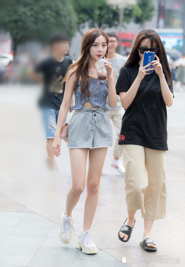 街拍:2020年炎炎夏日下重庆街头高颜值长腿美女照片