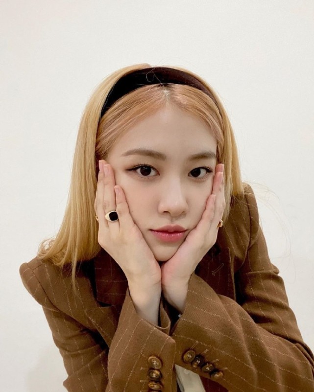 rosé朴彩英6月ins个人照片合集