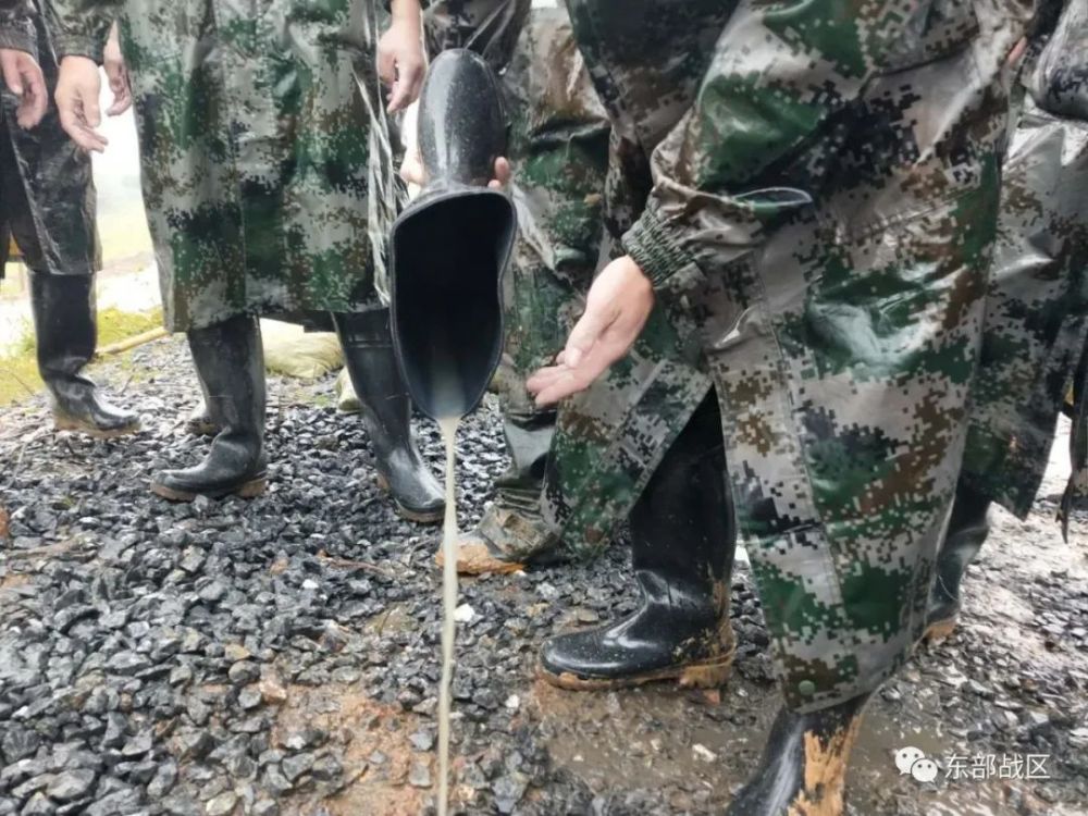 雨靴里灌满了水.