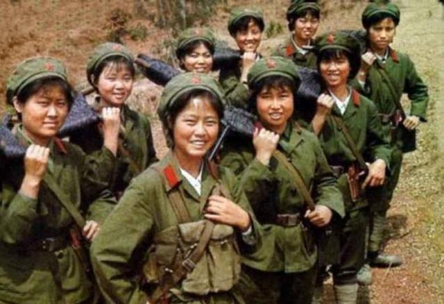 80年代中越自卫反击战中的女兵,战争很残酷,她们的存在有了些许欢乐