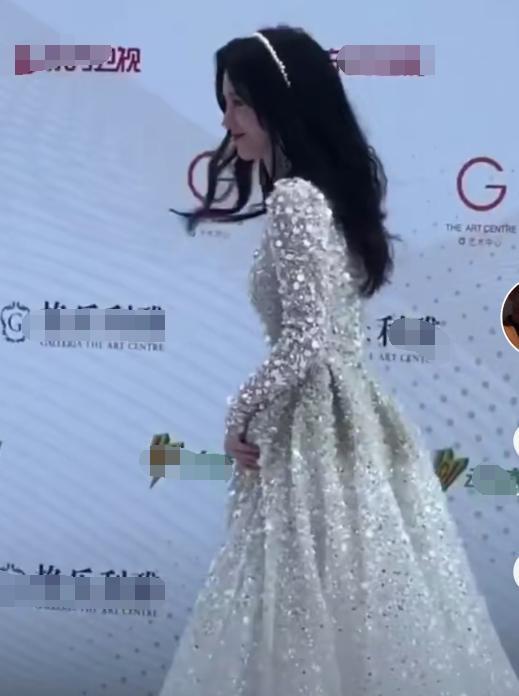 鞠婧祎当着镜头面优雅浅笑,谁注意下了红毯的样子?太真实了