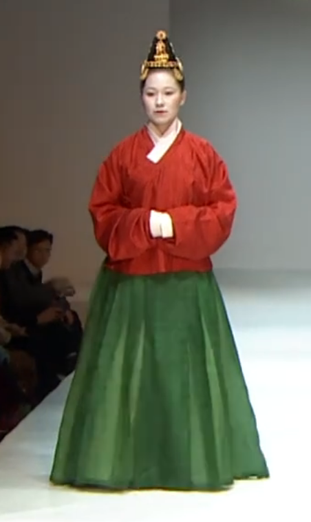 明朝时,藩属国朝鲜也依照明朝袄裙的制式,发展出了自己的民族特色,并