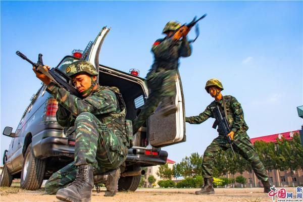 天津武警特战队员开展综合战术训练