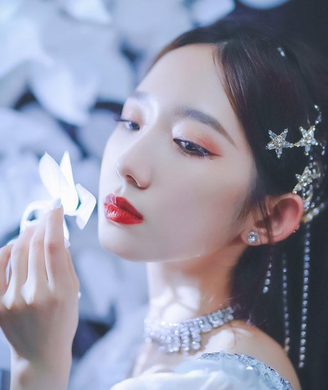 换妆后的孟美岐美爆了！学会这些化妆技巧，你也能闪耀动人