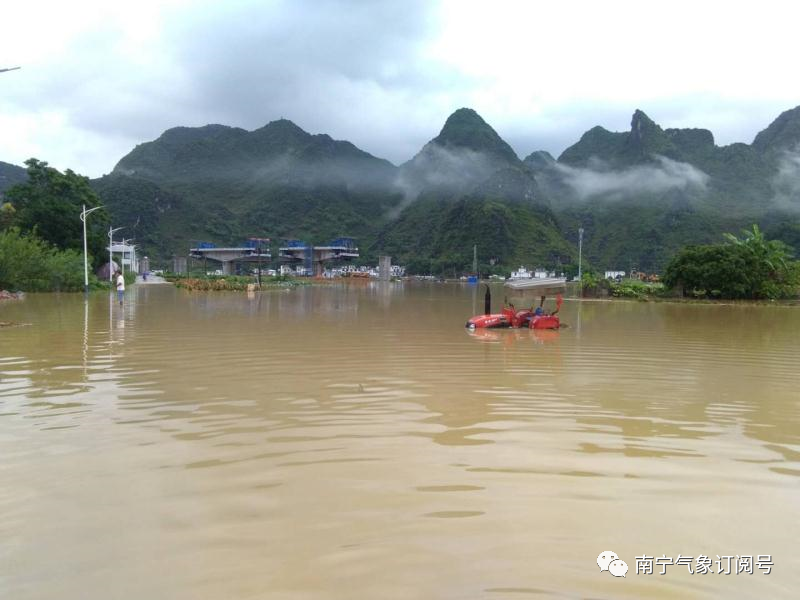 马山县白山镇大同村道路被淹,通行困难