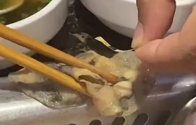 海底捞回应塑料乌鸡卷事件：系生产时产品标签掉落