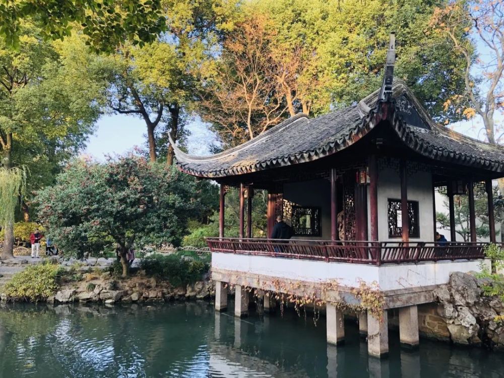 拙政园丨芙蓉榭舫又称旱船是一种船形建筑多三面临水屋顶式样通常