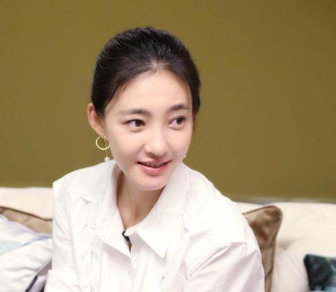 35岁王丽坤无惧法令纹坦然出镜,发际线显眼