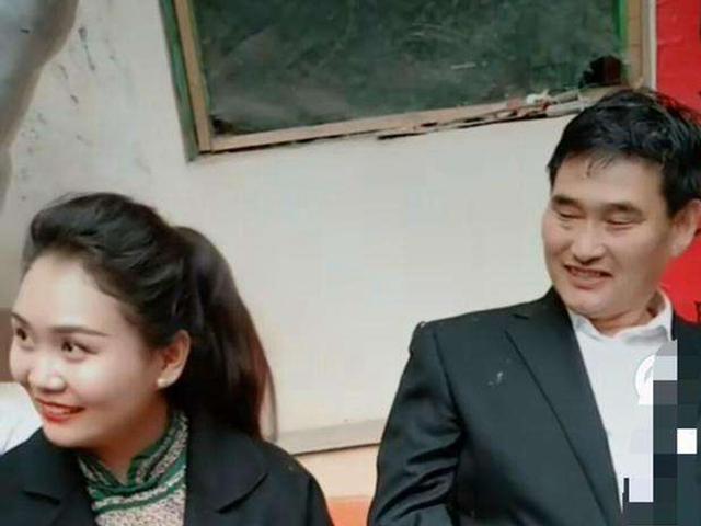 大衣哥红颜知己袁庆:见面送双人床,唱情歌,逛街,让老婆守空房