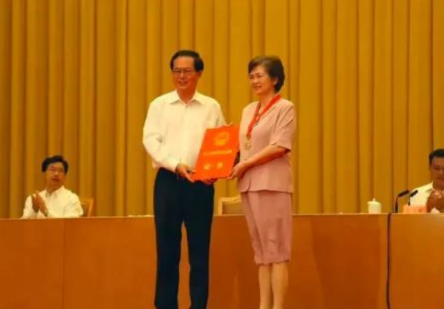 300万奖金全部捐出,李兰娟院士被质疑,明星捐钱就是爱