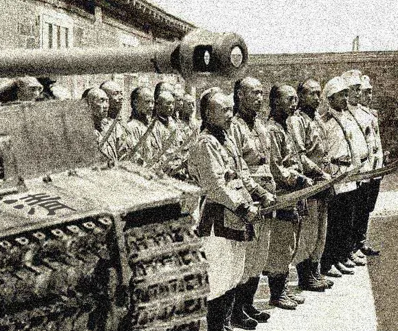 雷颐老师指出,到了1854年,曾国藩用洋枪洋炮武装湘军,成功镇压了太平