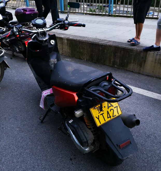 19)贵阳交警查车说起 交警在路上 逮住了一辆异常的摩托车 经过盘查