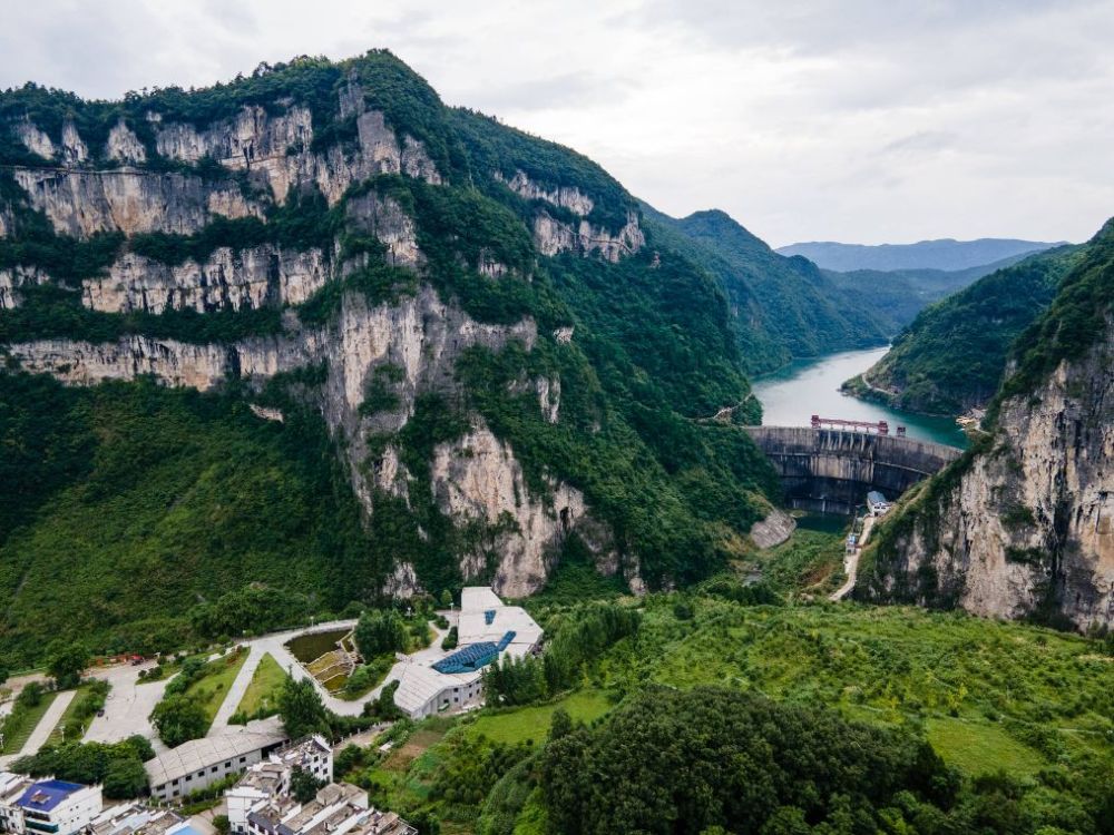 三道岩门,位于塞海湖上,是湄江国家地质公园的标志性的景观.