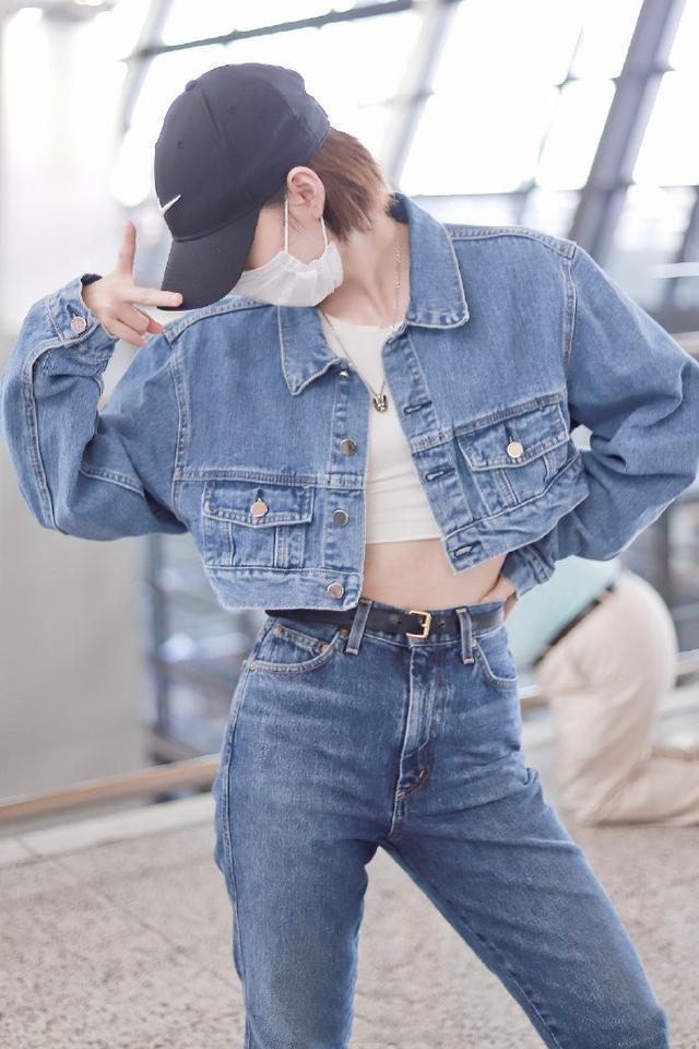 101解散后段奥娟真拼,露脐装配牛仔裤又飒又美,瘦了就
