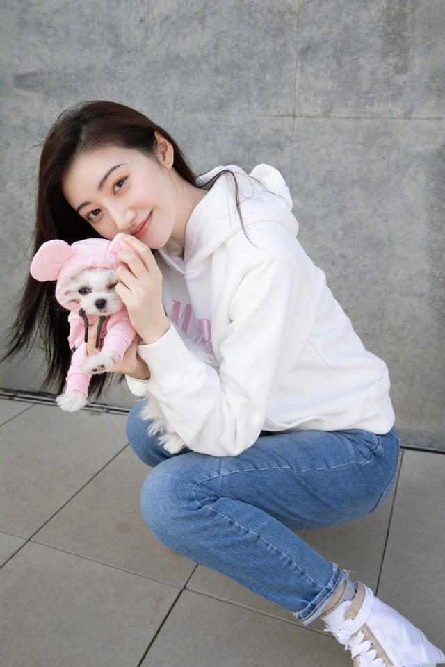 101解散后段奥娟真拼,露脐装配牛仔裤又飒又美,瘦了就