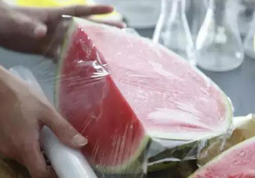 被保鲜膜包裹的西瓜细菌大量繁殖，严重的会食物中毒？如何安全吃